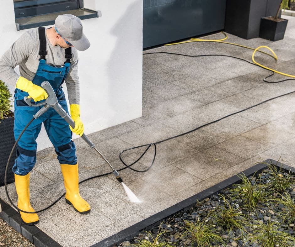 Mycie wysokociśnieniowe – pracownik BOGOclean z myjką ciśnieniową czyści powierzchnię zewnętrzną