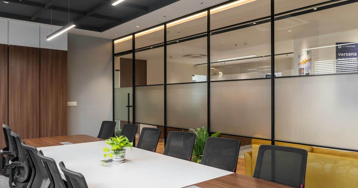 Sala spotkań w coworkingu z długim stołem