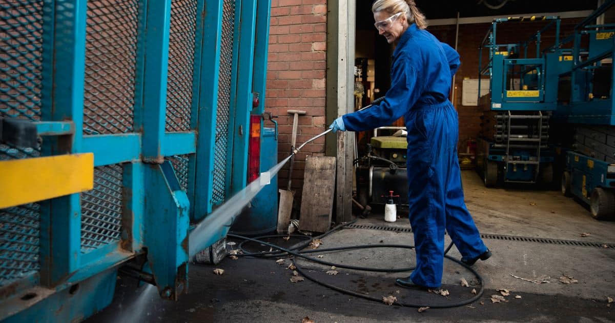 Sprzątanie hal produkcyjnych Warszawa – efekt po serwisie sprzątającym