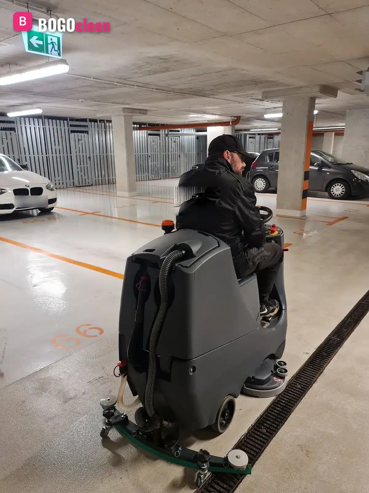 Pracownik BOGOclean na maszynie jezdnej myje posadzkę