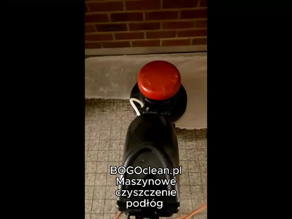 Szorowarka prowadzona czyści posadzkę, pracownik BOGOclean