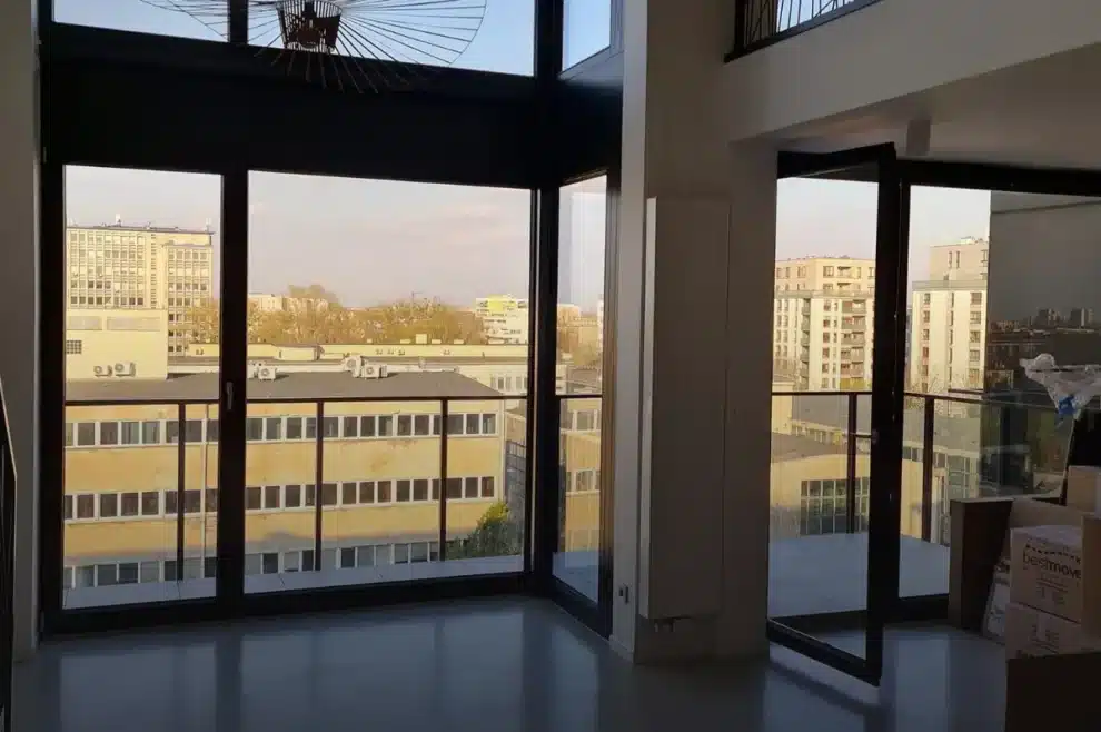 Umyte okna w przeszklonym wnętrzu – mycie ręczne ze środkami antystatycznymi i polerowaniem, BOGOclean