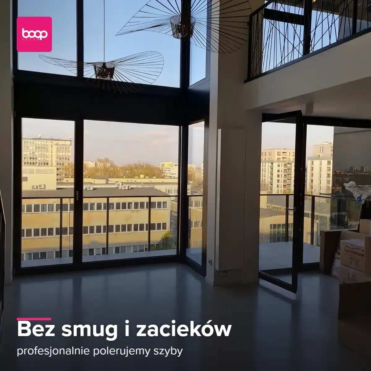 Umyte okna i szklane ściany w przeszklonym wnętrzu biura