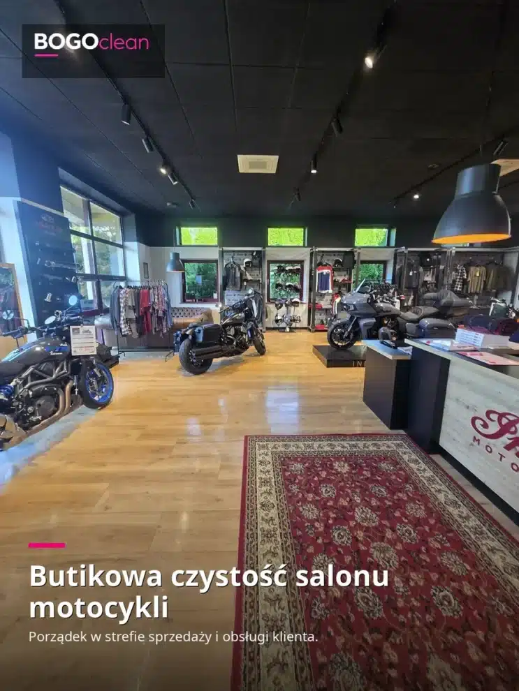 Butikowy salon motocykli z drewnianą podłogą, dywanem i strefą odzieży po sprzątaniu BOGOclean