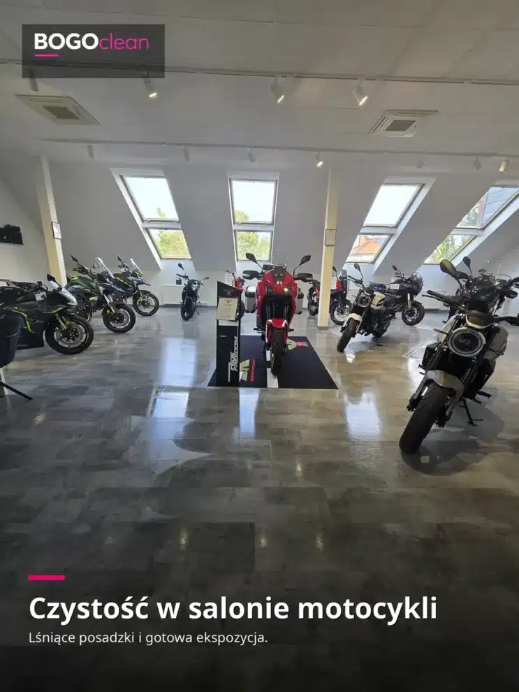 Lśniąca posadzka i gotowa ekspozycja motocykli w jasnym salonie z oknami dachowymi – sprzątanie BOGOclean