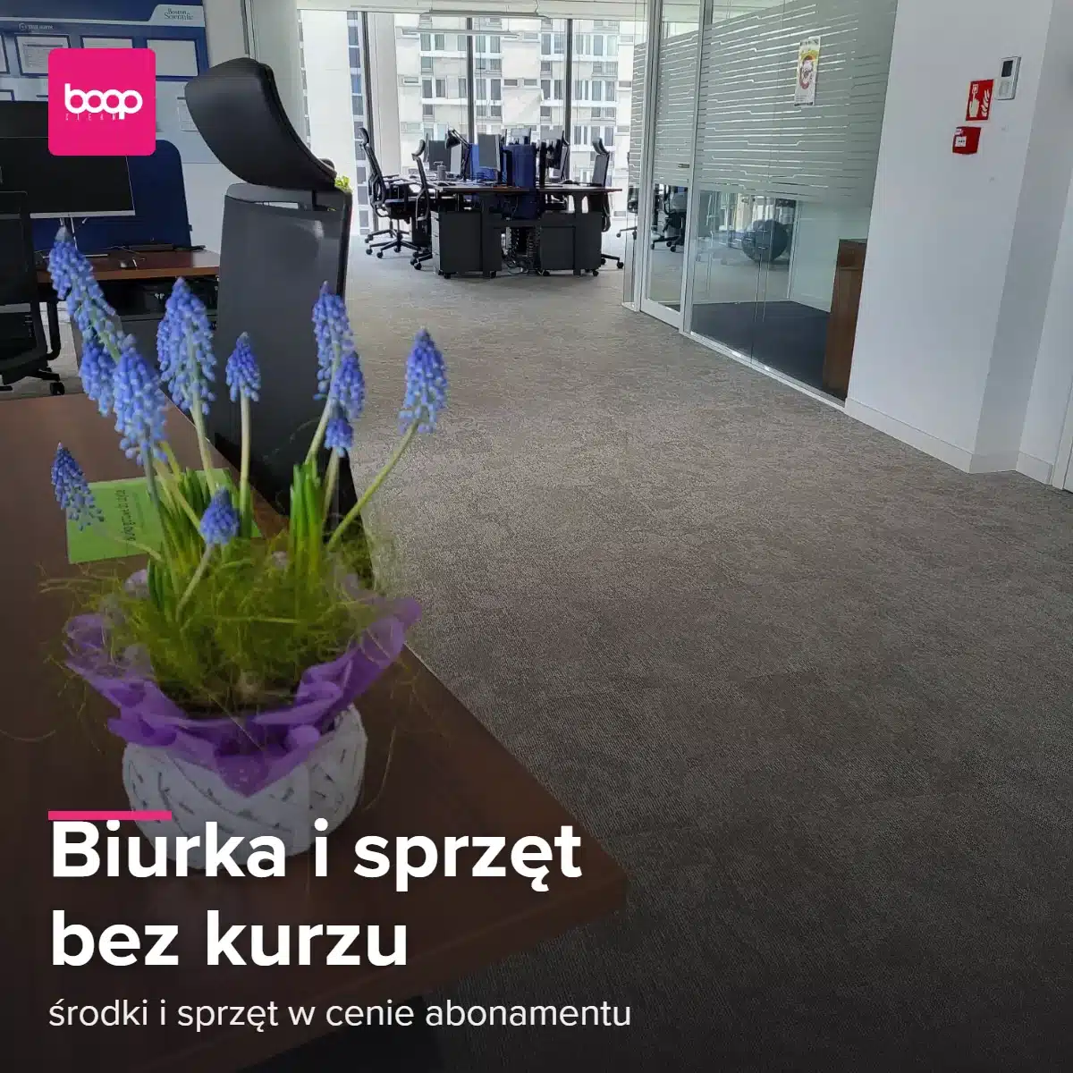 Biurko z kwiatami w biurze open space po serwisie sprzątającym BOGOclean