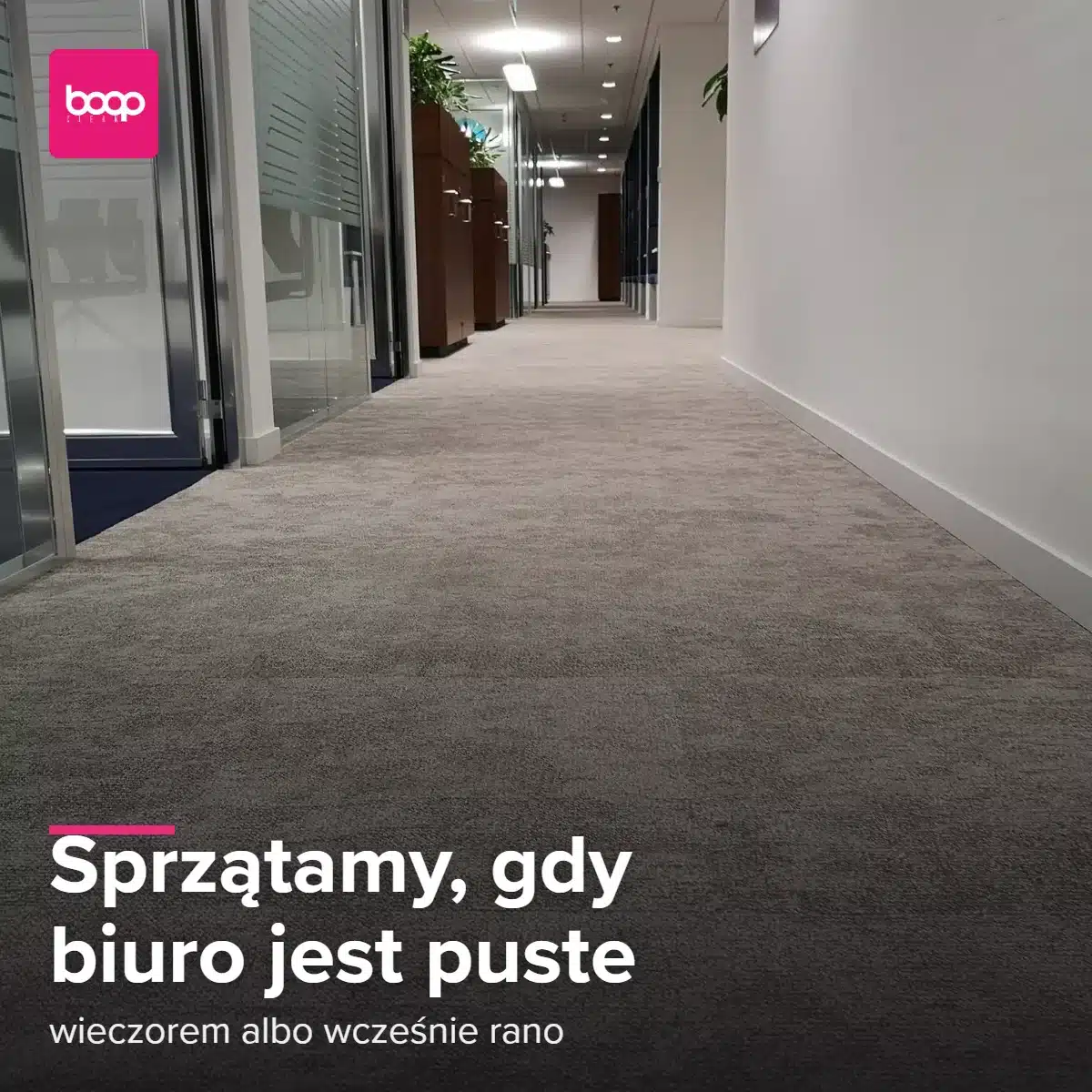 Korytarz biurowy z wykładziną po wieczornym sprzątaniu – BOGOclean Warszawa
