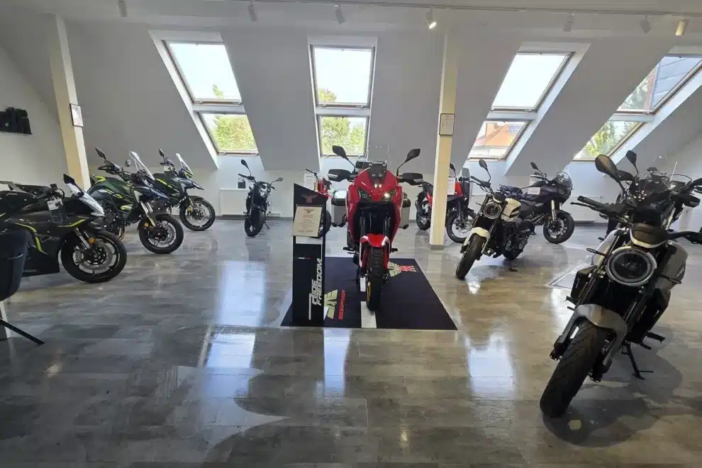 Sprzątanie salonów motocyklowych Warszawa – jasny showroom z motocyklami na lśniącej posadzce po serwisie BOGOclean