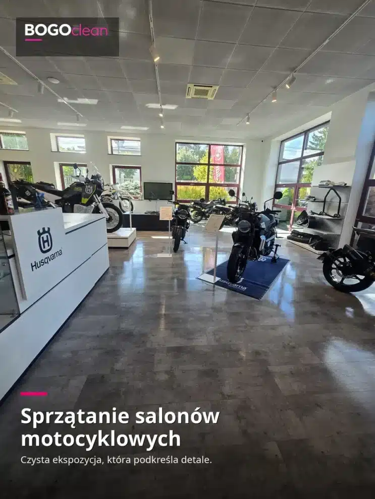 Salon motocyklowy po sprzątaniu BOGOclean – motocykle na ekspozycji, lśniąca posadzka i czysta lada sprzedaży