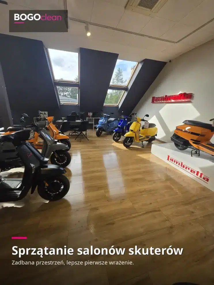 Salon skuterów z drewnianą podłogą i kolorowymi skuterami na ekspozycji po sprzątaniu BOGOclean